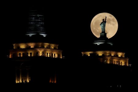 Захватывающие фотографии суперлуния в разных уголках мира